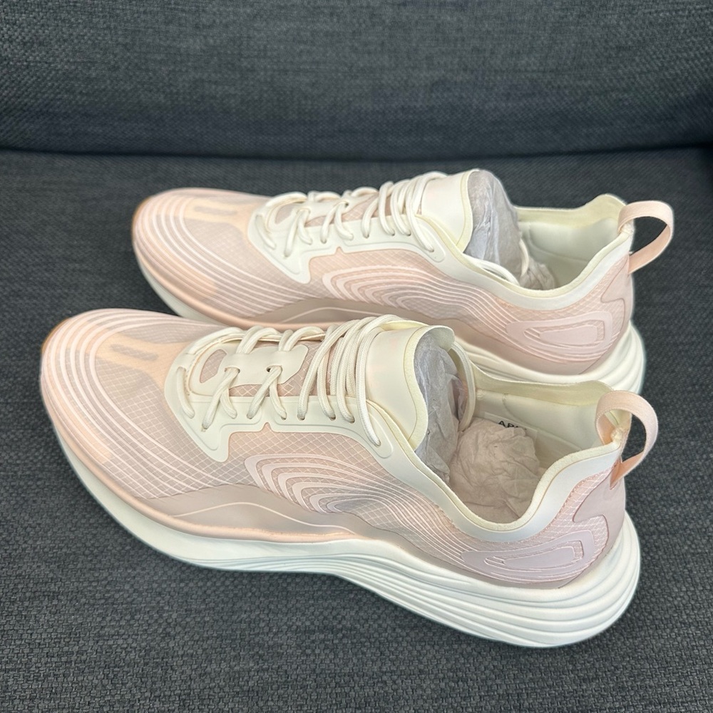 NIB APL MEN'S STREAMLINE
Size 12
CREME/IVORY/GUM